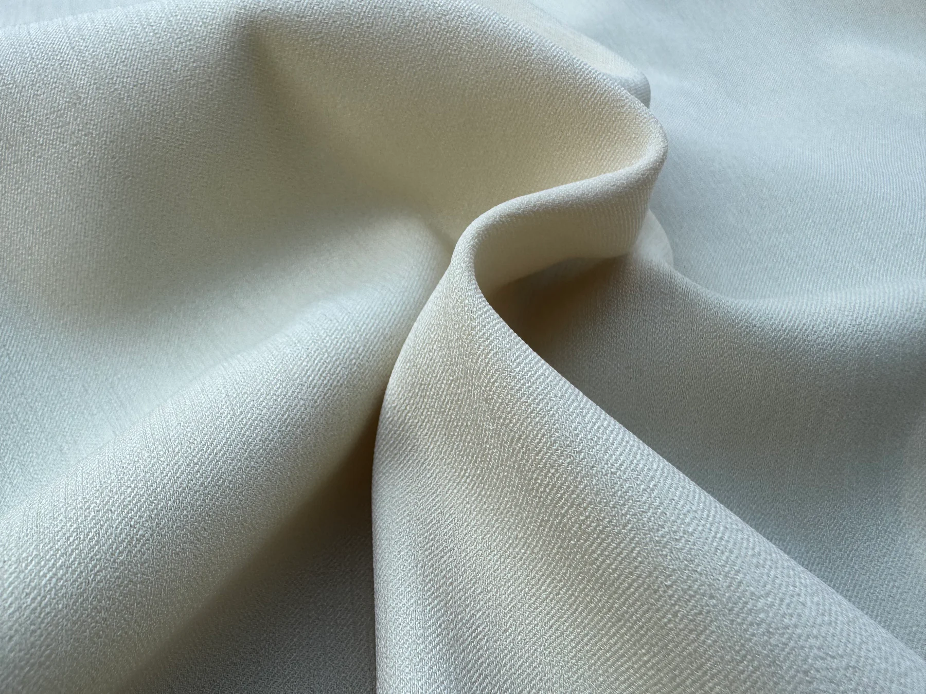 象牙白细纹涤纶绉感面料